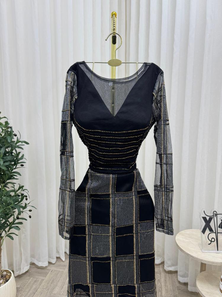 Evening dress black fabric type fabric _ tulle tony soft, decorated with computer embroidery fine squares studded with first-grade golden crystal, giving a luxurious and attractive shine
