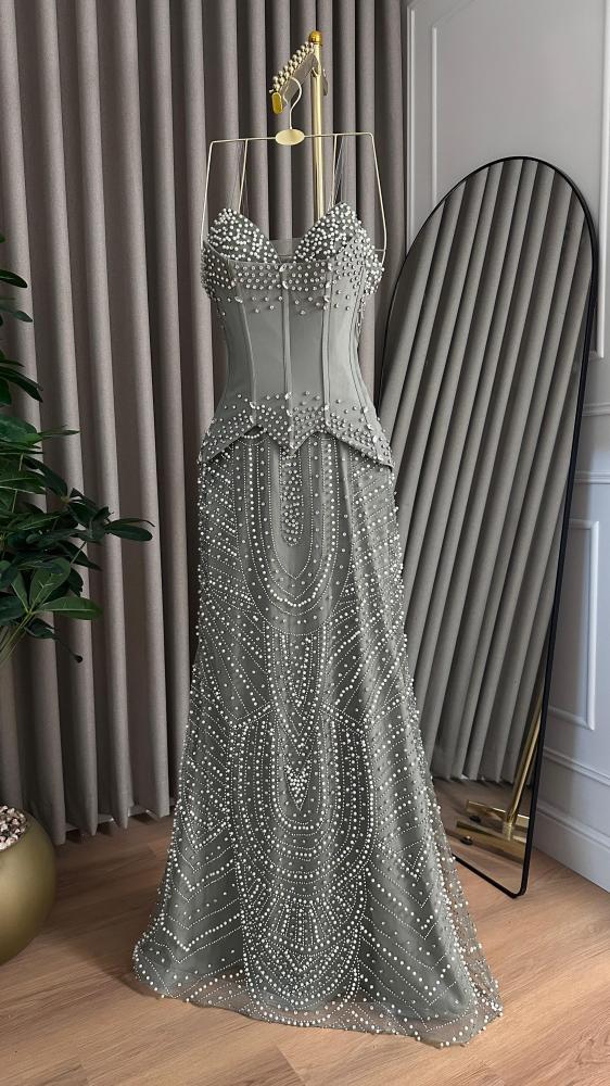 Evening dress, the fabric is soft, corset embroidered, plus full embroidery tulle