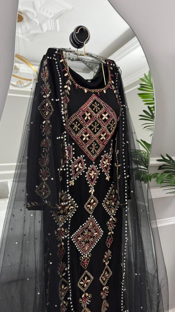 فستان سهرة أسود الخامة باربي وت تطريز يدوي للاستقبالات والعزائم