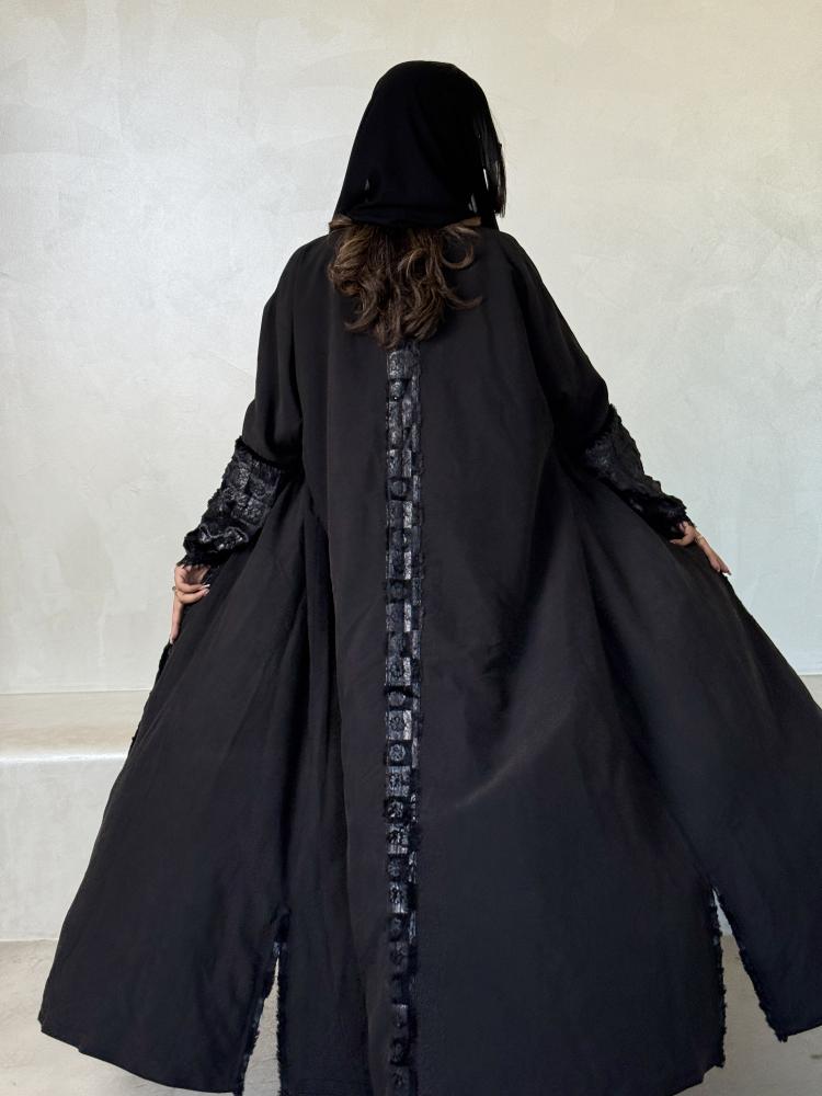 عباية سوداء كريب مع أساور مخمل مشجر بالورود والمربعات Black cubes