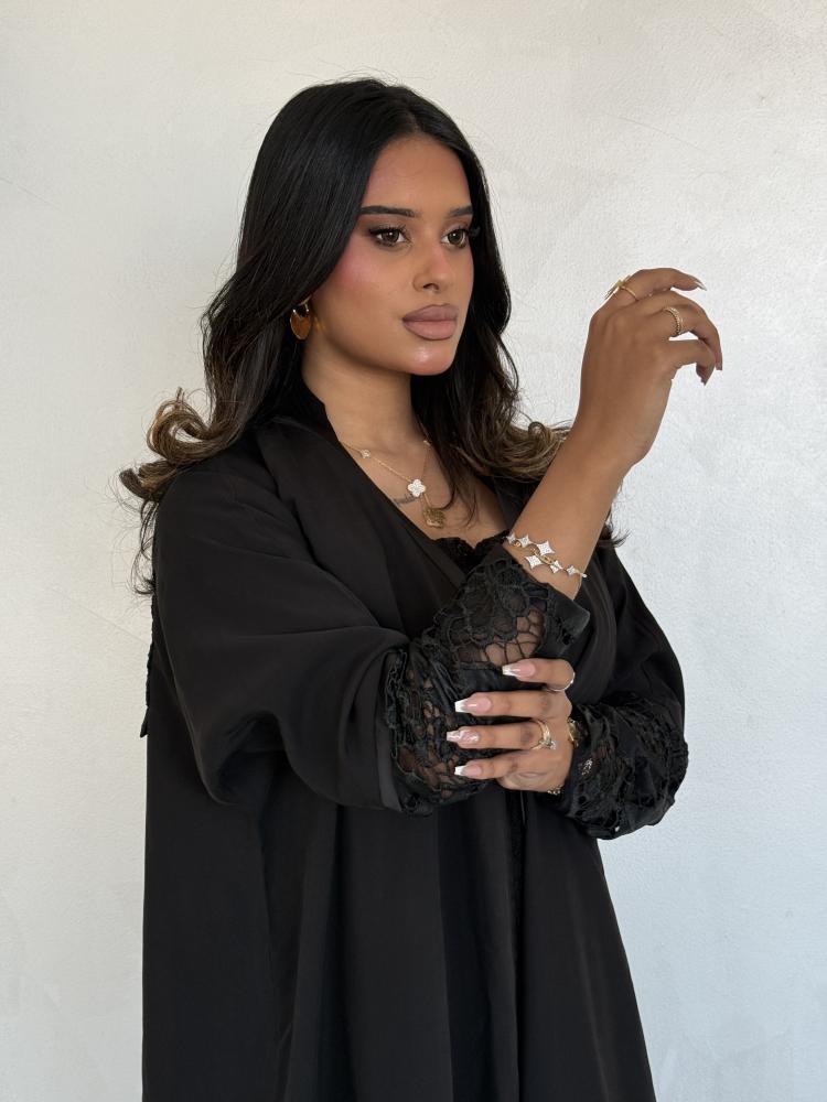 عباية سوداء كريب مع أساور دانتيل جلد Leather lace