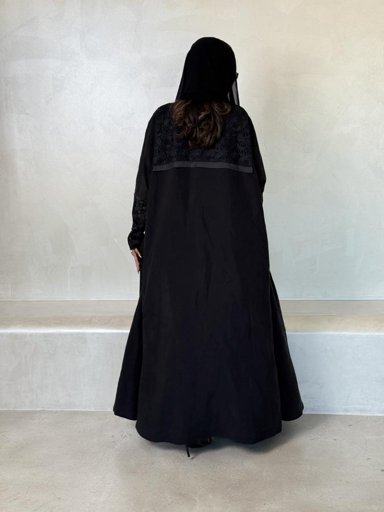 عباية سوداء كريب مع أساور جوبر سوداء Black jobbair