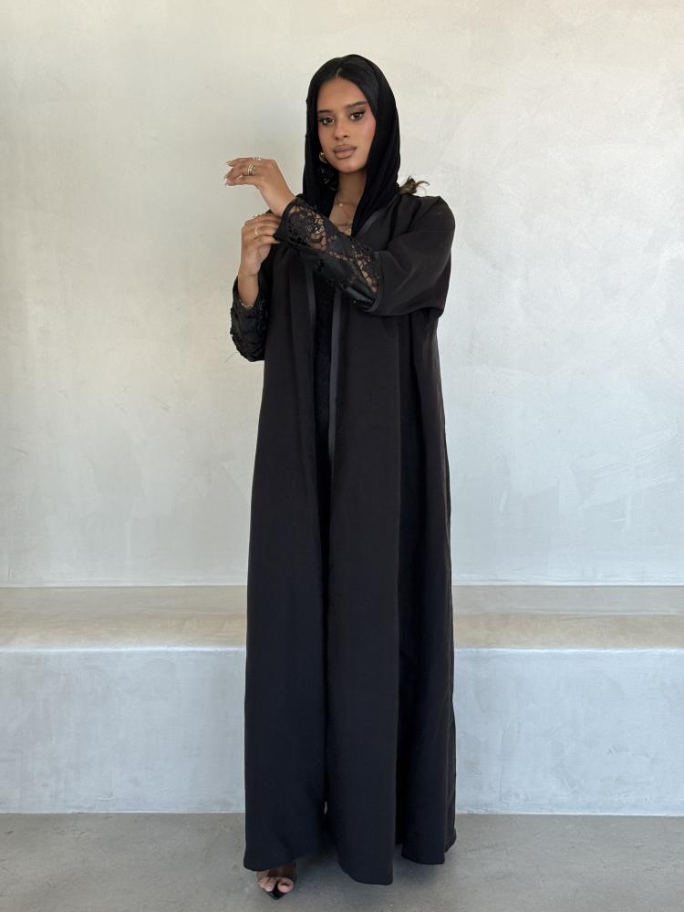 عباية سوداء كريب مع أساور دانتيل جلد Leather lace