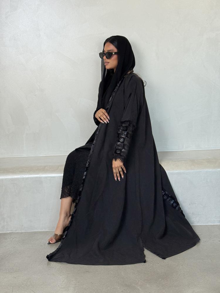عباية سوداء كريب مع أساور مخمل مشجر بالورود والمربعات Black cubes