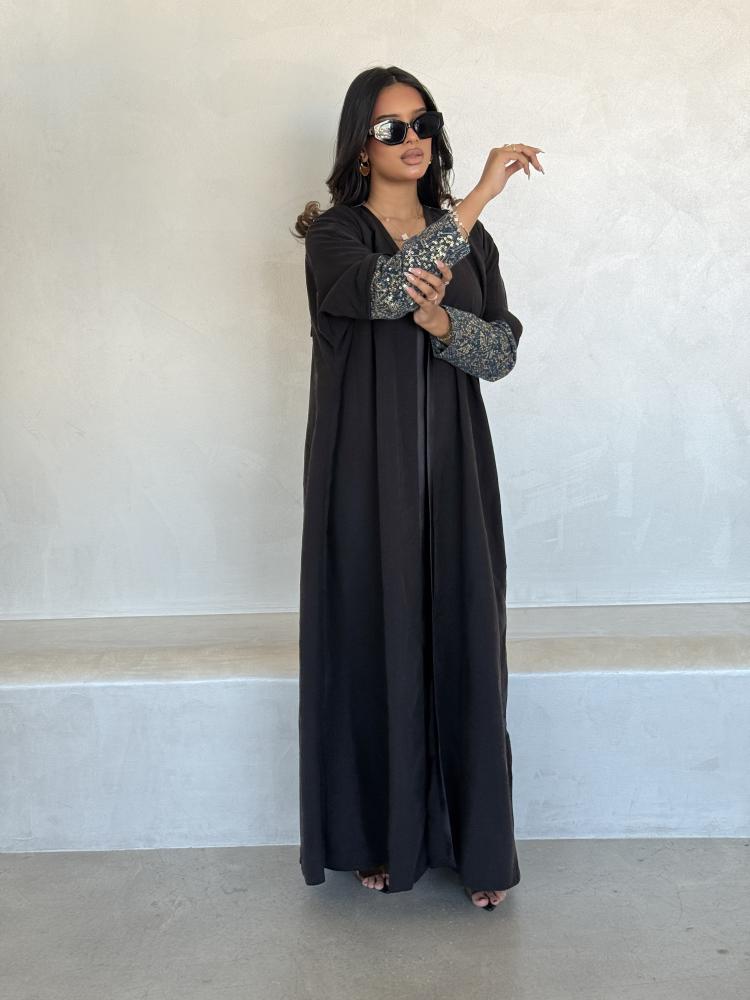 عباية سوداء كريب مع أساور قماش محبوك كحلي مطرزة Blue Elegance