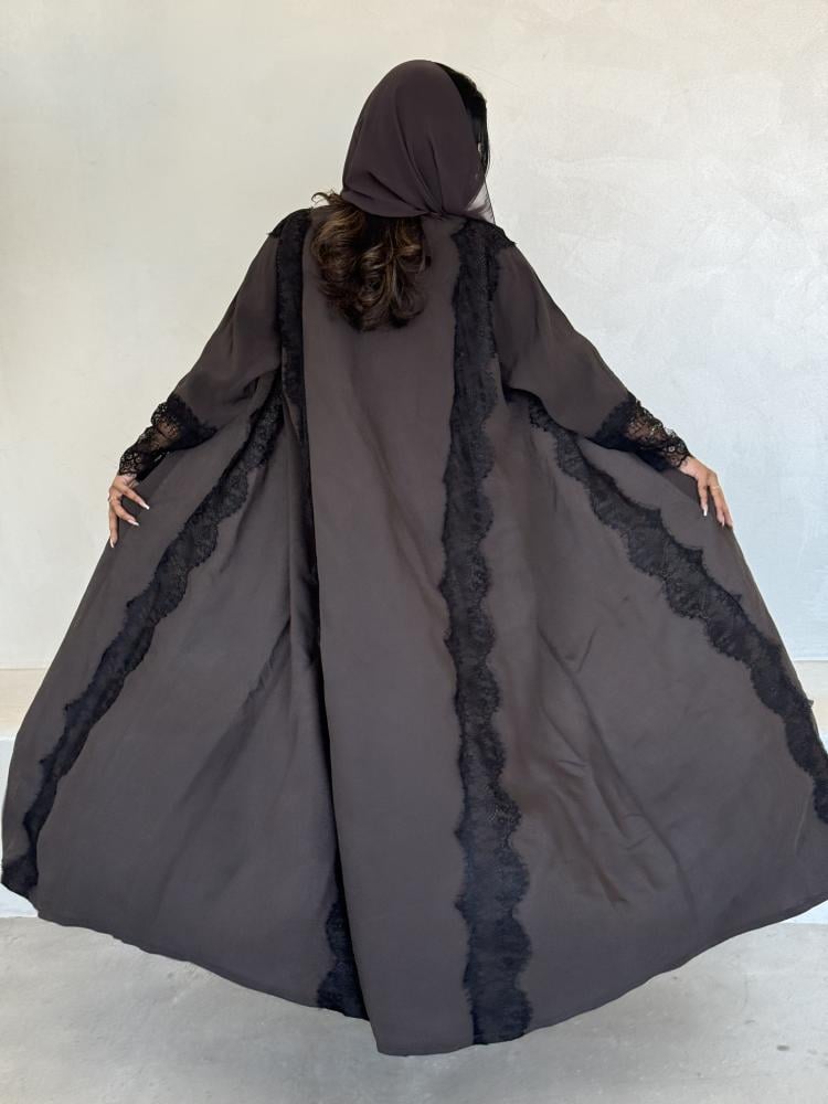 عباية كريب بني مع أساور دانتيل سوداء على الكم Lace ruffles