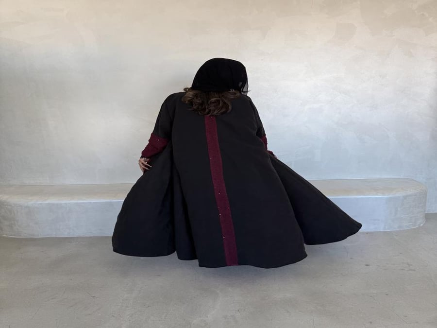 عباية سوداء كريب مع دانتيل وأساور قماش عودي مطرزة Maroon feathers