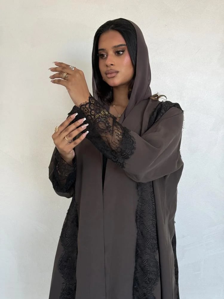 عباية كريب بني مع أساور دانتيل سوداء على الكم Lace ruffles
