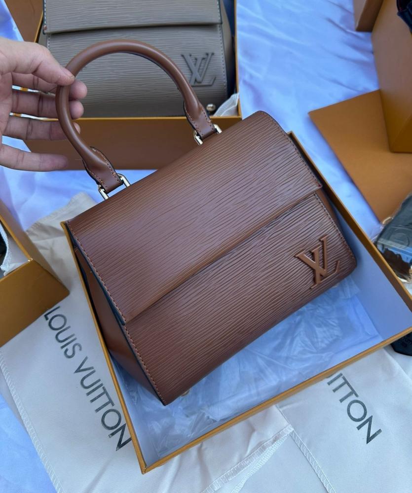 شنطة ماركة Louis Vuitton