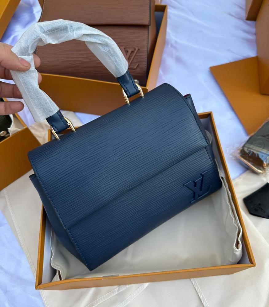 شنطة ماركة Louis Vuitton