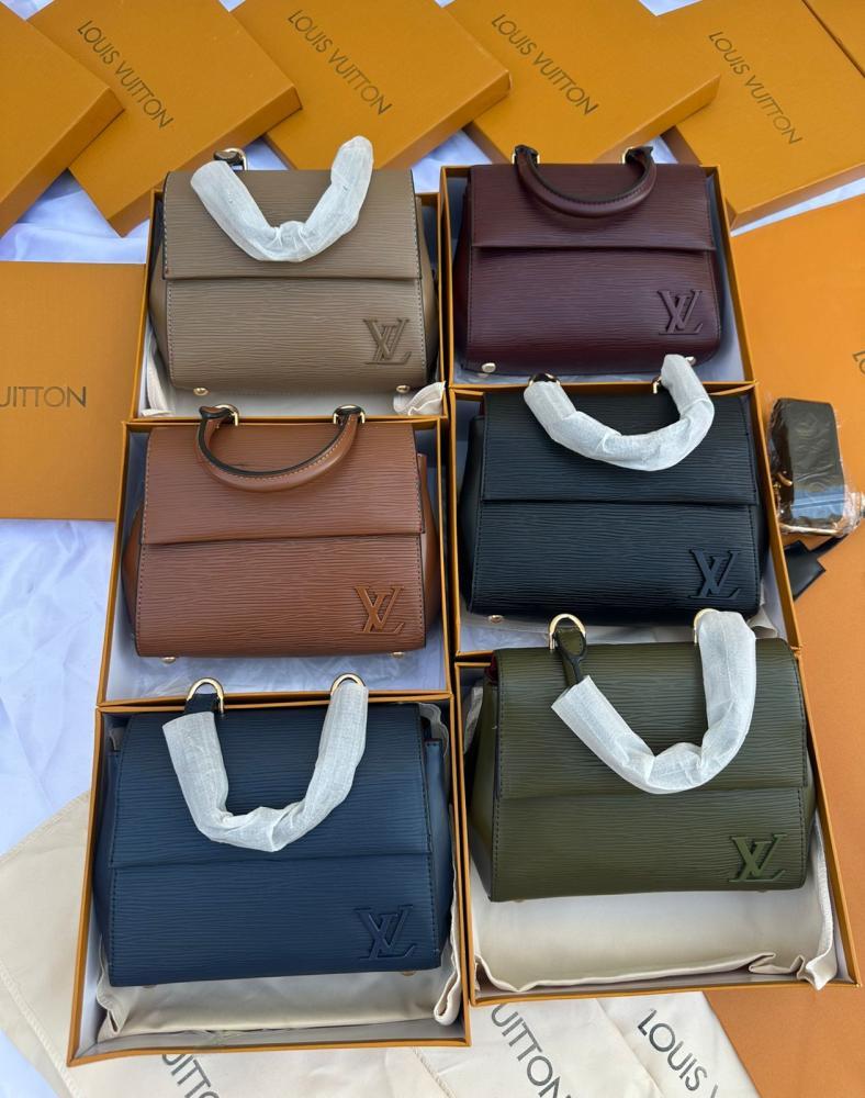 شنطة ماركة Louis Vuitton