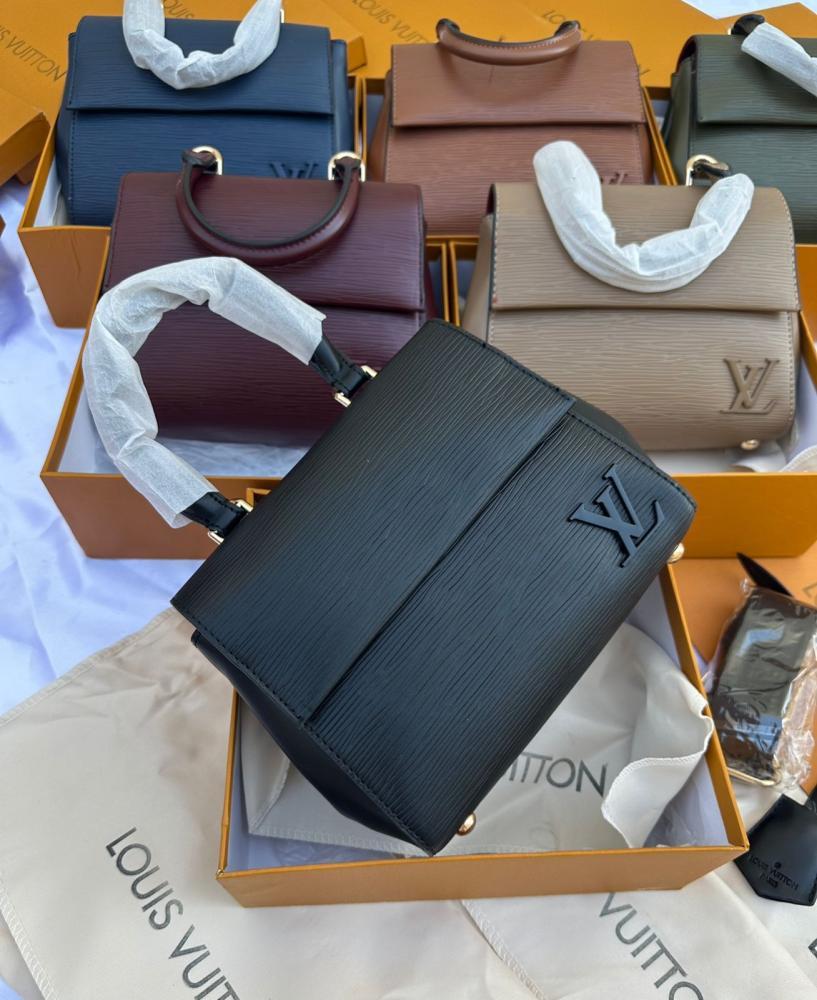 شنطة ماركة Louis Vuitton