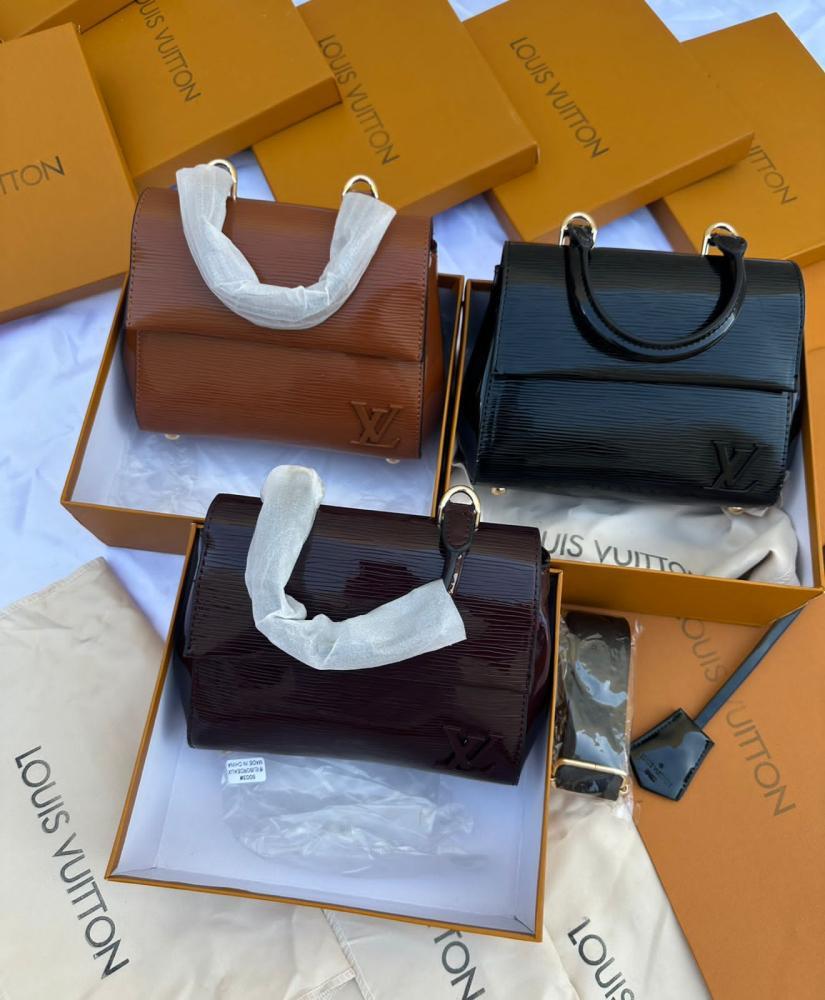 شنطة ماركة Louis Vuitton