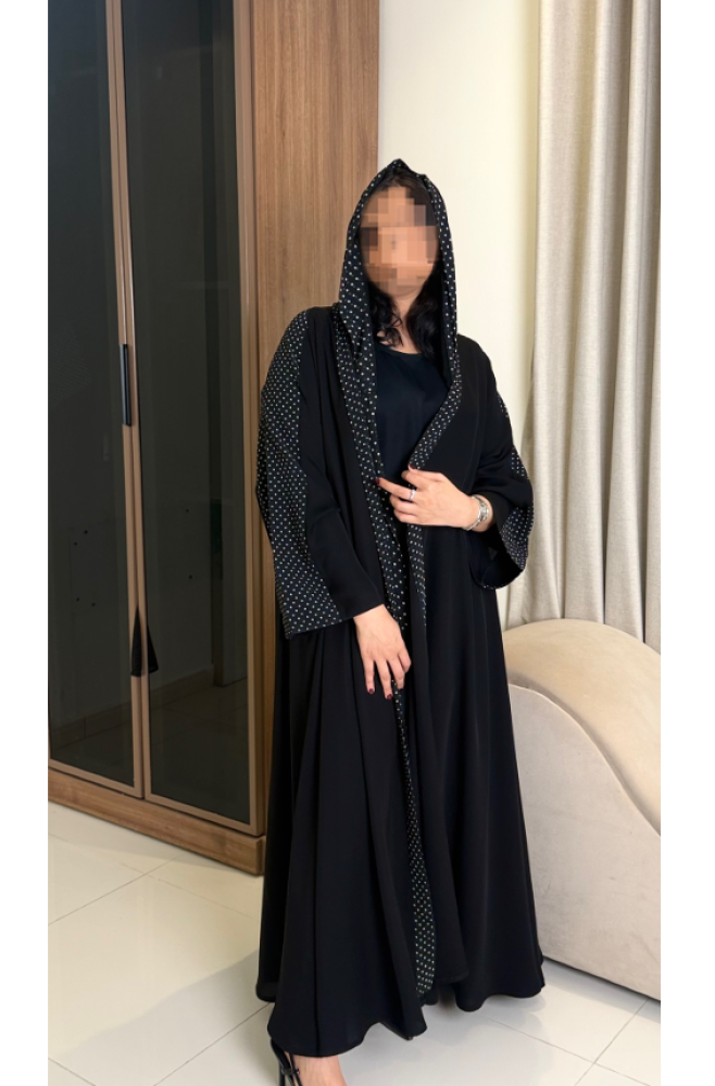 عباية منقطة بتصميم راق يجمع بين الاحتشام والفخامة