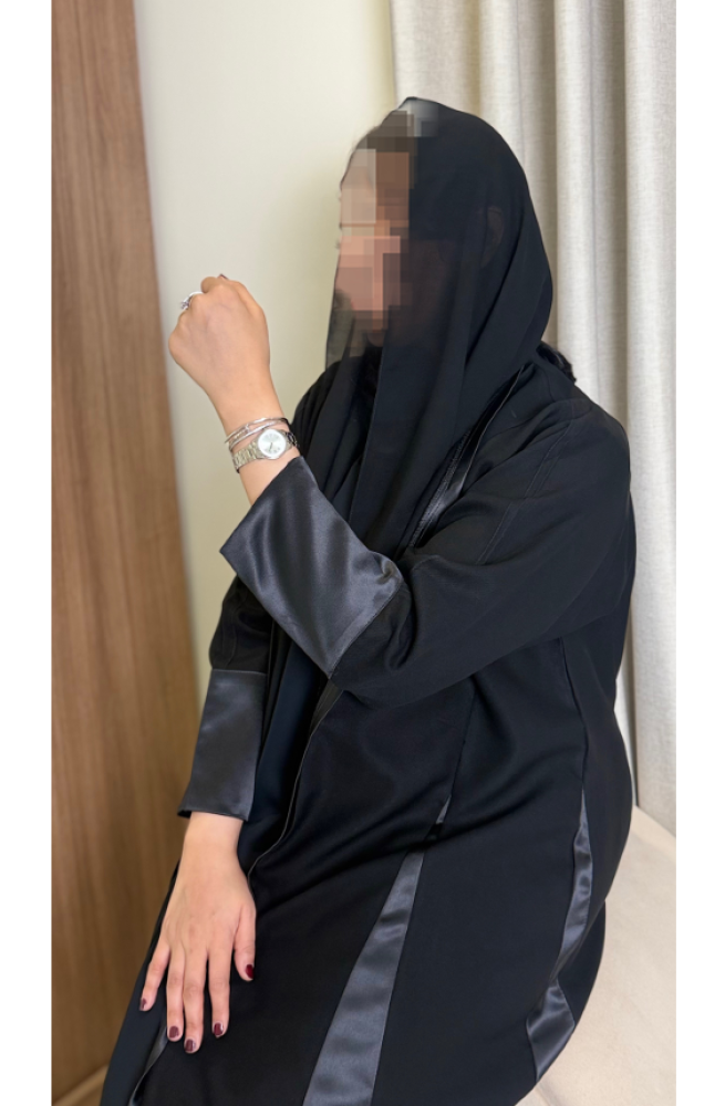عباية سوداء سادة بقصة انسيابية راقية