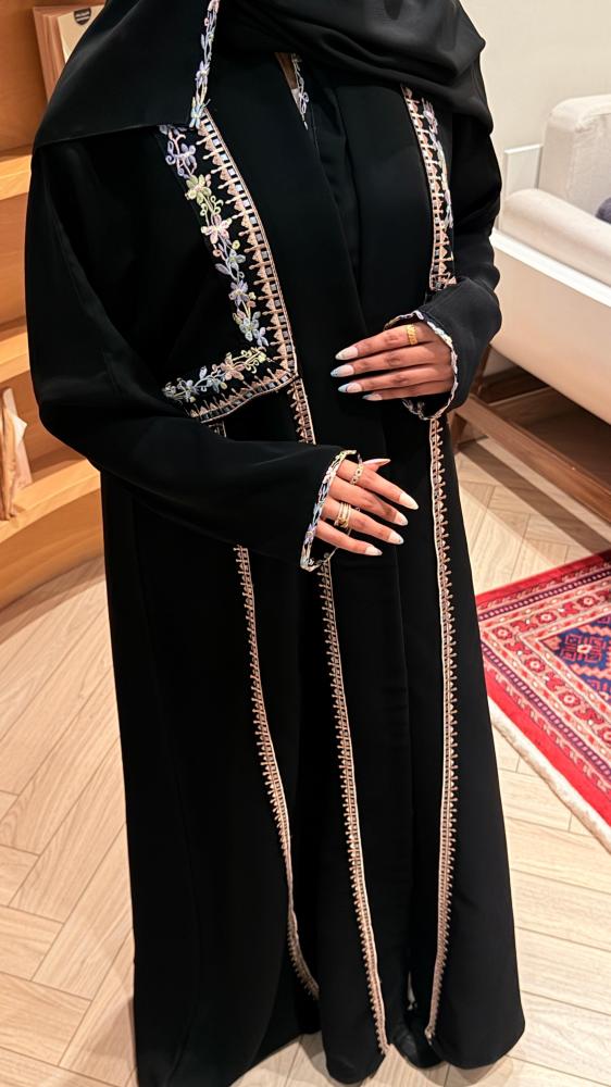 عبايه اسود ملونة