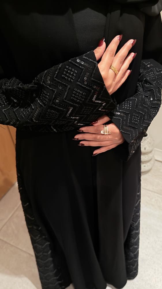 عباية شك أسود