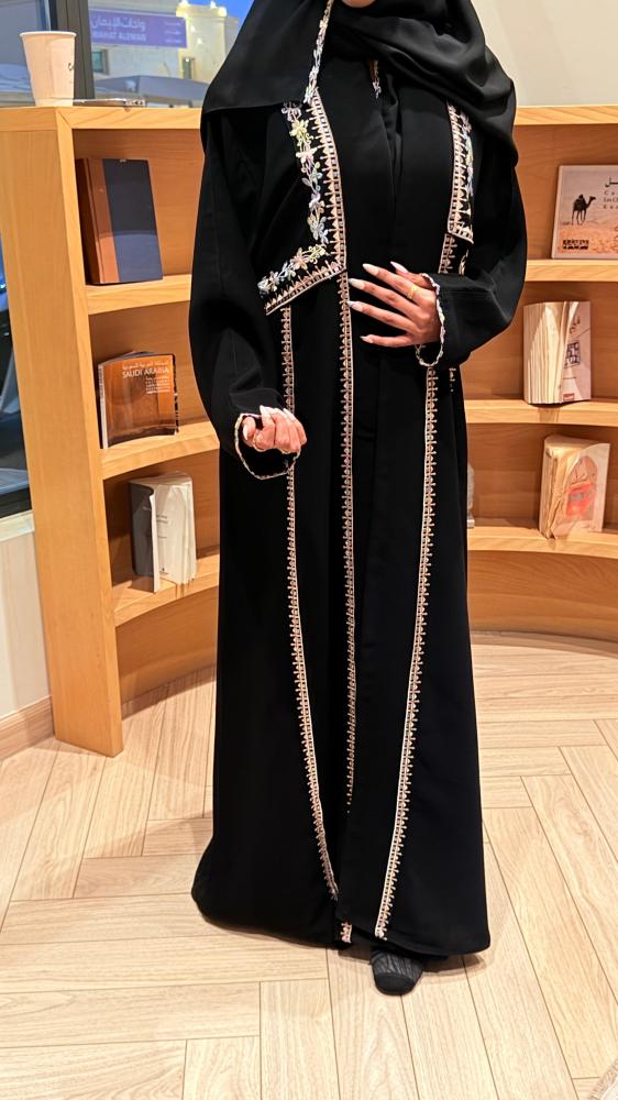 عبايه اسود ملونة