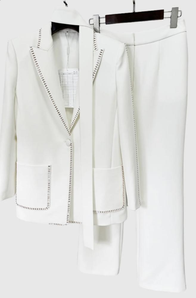 "Classic Elegance" Suit in Luxurious Ivory with Refined Detailing