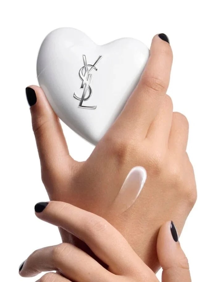 كريم اليدين من YSL – ترطيب فاخر بتصميم قلب أنيق