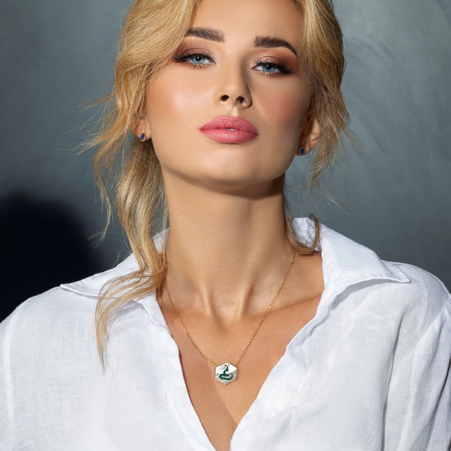 تعليقة حرف غ ملاكايت ، مضلع صدف ابيض
