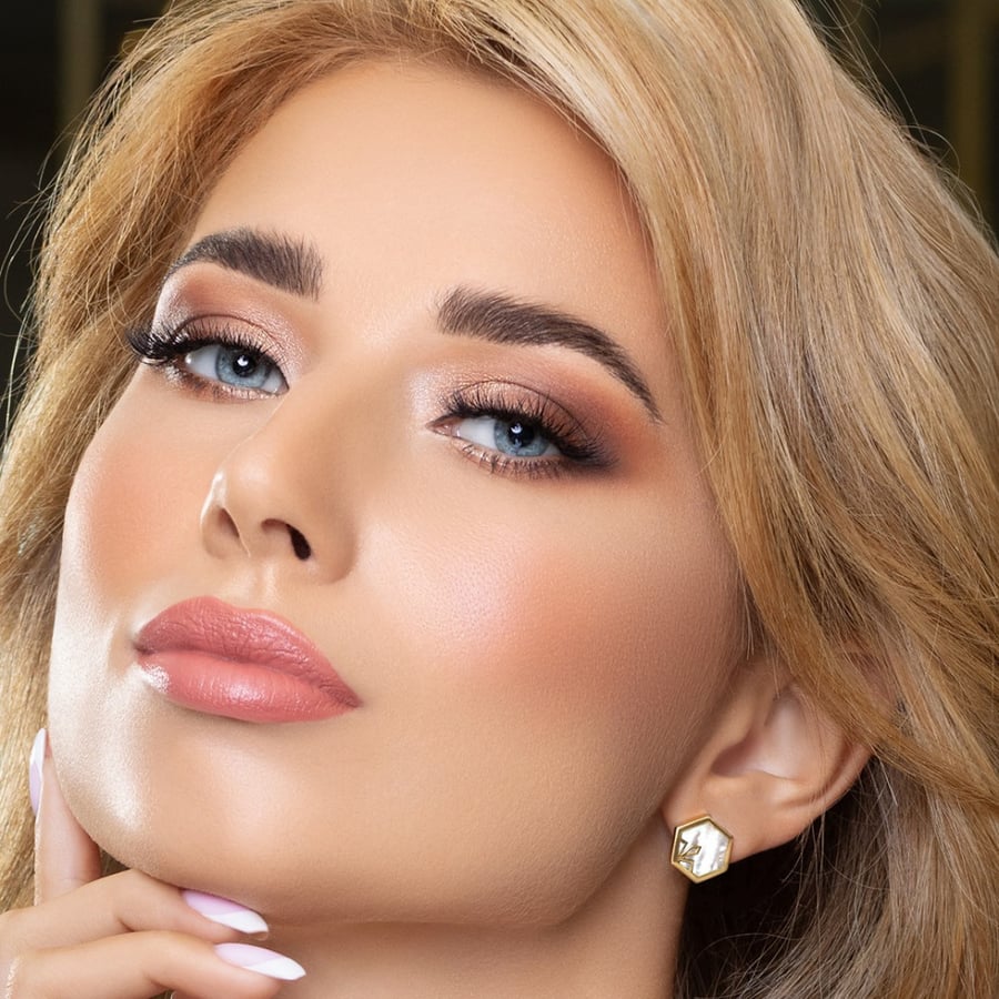 حلق وسط خطوط صدف أبيض