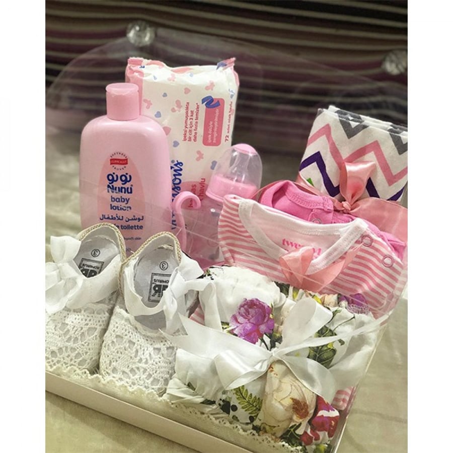 Girls' box (dress with shoes / 2 bibs / cover / feeding / doll)
