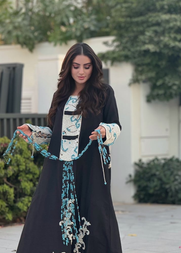 جلابية سوداء بازرق ومشغولة بخرز