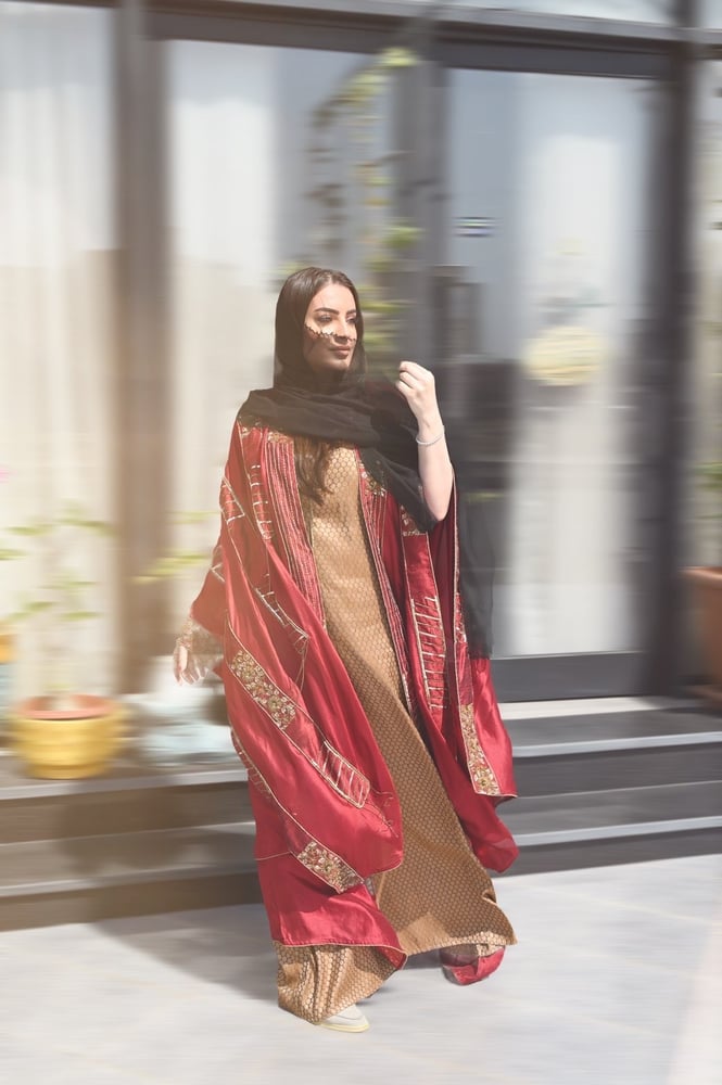 جلابية حمراء بشغل ذهبي