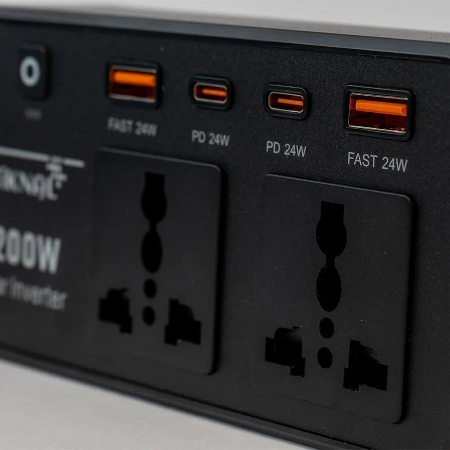 محول طاقة سيارة به منافذ AC مزدوجة ومنافذ USB سريعة