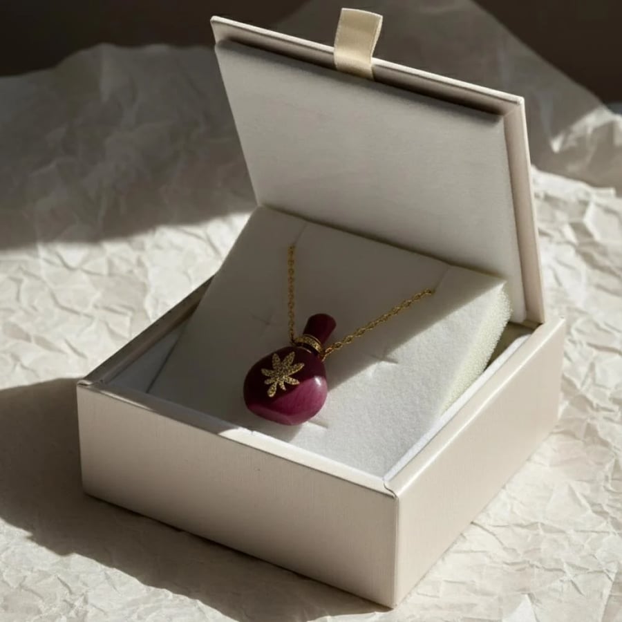 قلادة عبق — علبة عطر من حجر الرودولايت الطبيعي مع سلسلة مطلية بالذهب