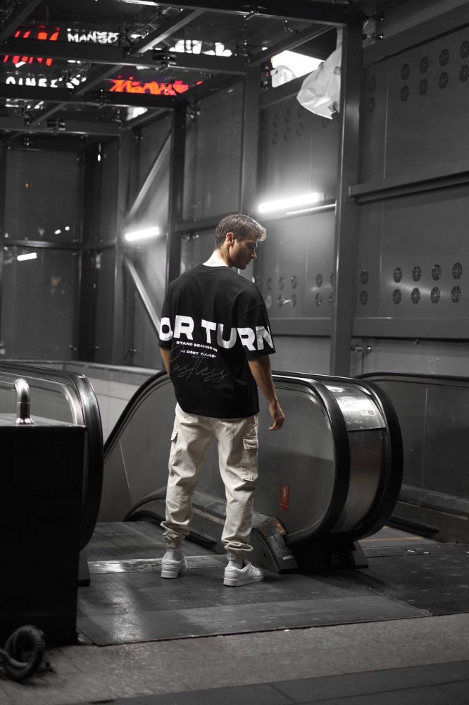 تيشيرت اوفر سايز BREEZY اللون الاسود