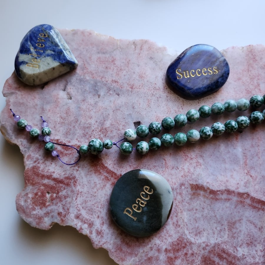 سبحة حجر الجاسبر الأخضر المنقط بالأبيض Green Spot Jasper ذات الجمال