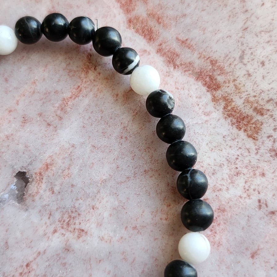 اسوارة الجمال والبهاء من حجر الجاسبر الأسود المنقط بالأبيض Jasper
