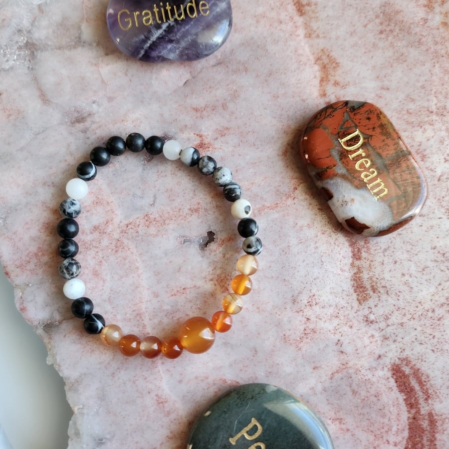 اسوارة الجمال والبهاء من حجر الجاسبر الأسود المنقط بالأبيض Jasper، و الكرنيلين Carnelian