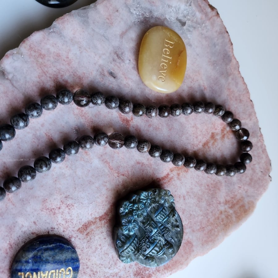 سبحة الفخامة من حجر سنوفليك اوبسيديّن Snowflake Obsidian و السموكي كوارتز Smokey Quartz