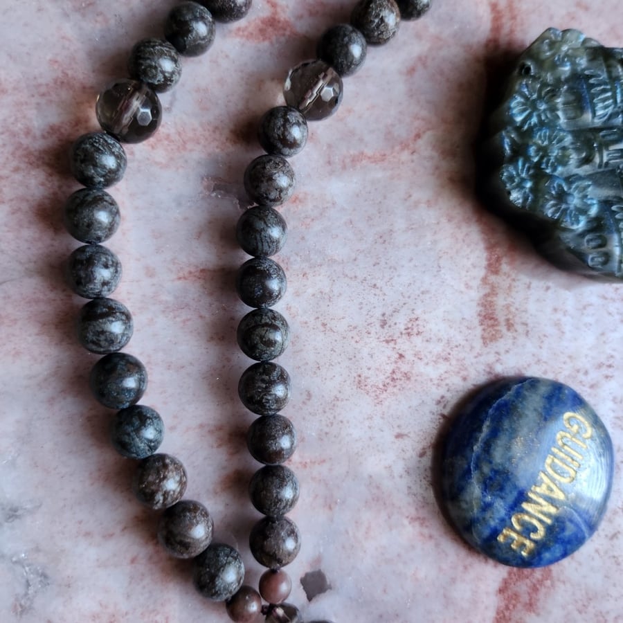 سبحة الفخامة من حجر سنوفليك اوبسيديّن Snowflake Obsidian و السموكي كوارتز Smokey Quartz