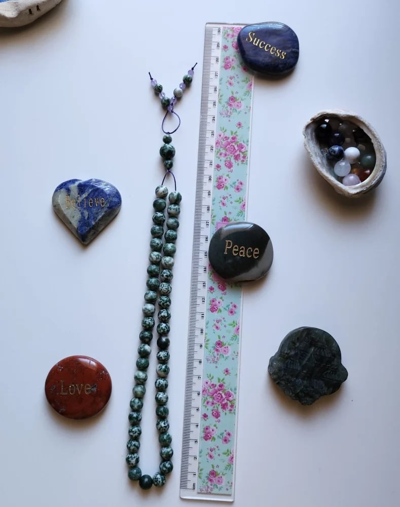 سبحة حجر الجاسبر الأخضر المنقط بالأبيض Green Spot Jasper ذات الجمال