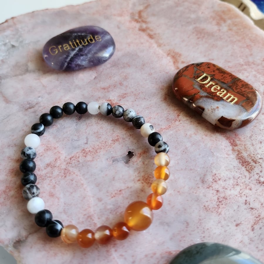 اسوارة الجمال والبهاء من حجر الجاسبر الأسود المنقط بالأبيض Jasper، و الكرنيلين Carnelian