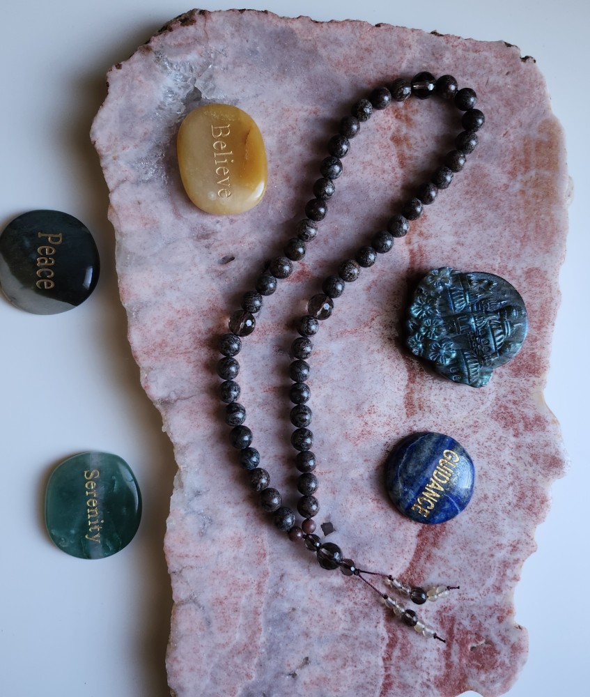 سبحة الفخامة من حجر سنوفليك اوبسيديّن Snowflake Obsidian و السموكي كوارتز Smokey Quartz
