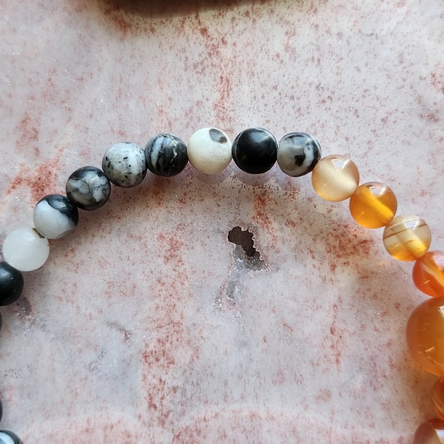 اسوارة الجمال والبهاء من حجر الجاسبر الأسود المنقط بالأبيض Jasper، و الكرنيلين Carnelian