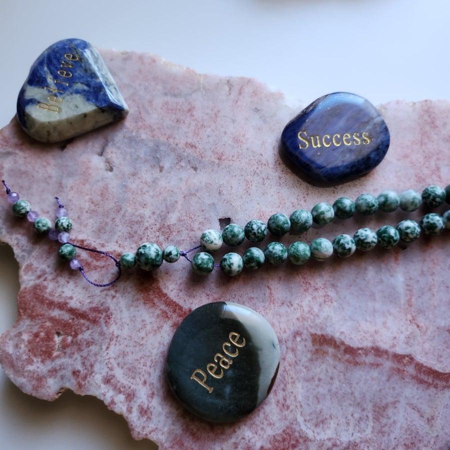 سبحة حجر الجاسبر الأخضر المنقط بالأبيض Green Spot Jasper ذات الجمال