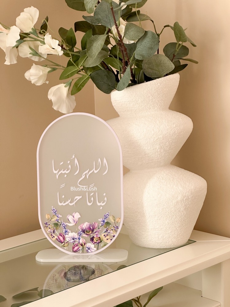 ستاند طاولة اكريلك بيضاوي ثلجي/ مع تصميم الورد البنفسجي