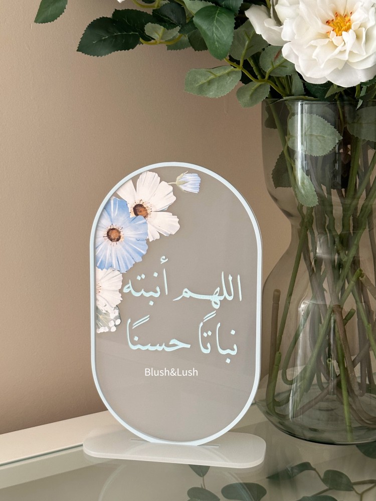 ستاند طاولة اكريلك بيضاوي ثلجي/ مع تصميم الورد السماوي