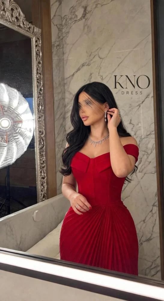 فستان احمر ناعم بكسرات