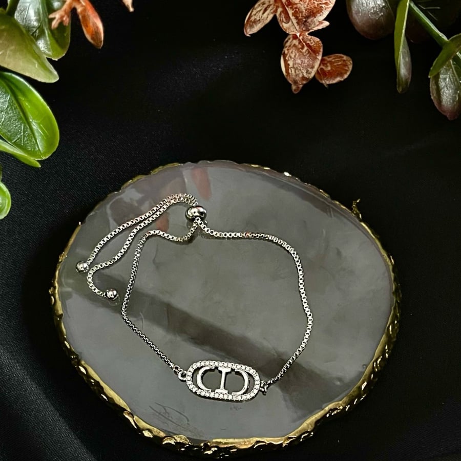 إسواره ناعمه فضي تصميم  ( Dior)
