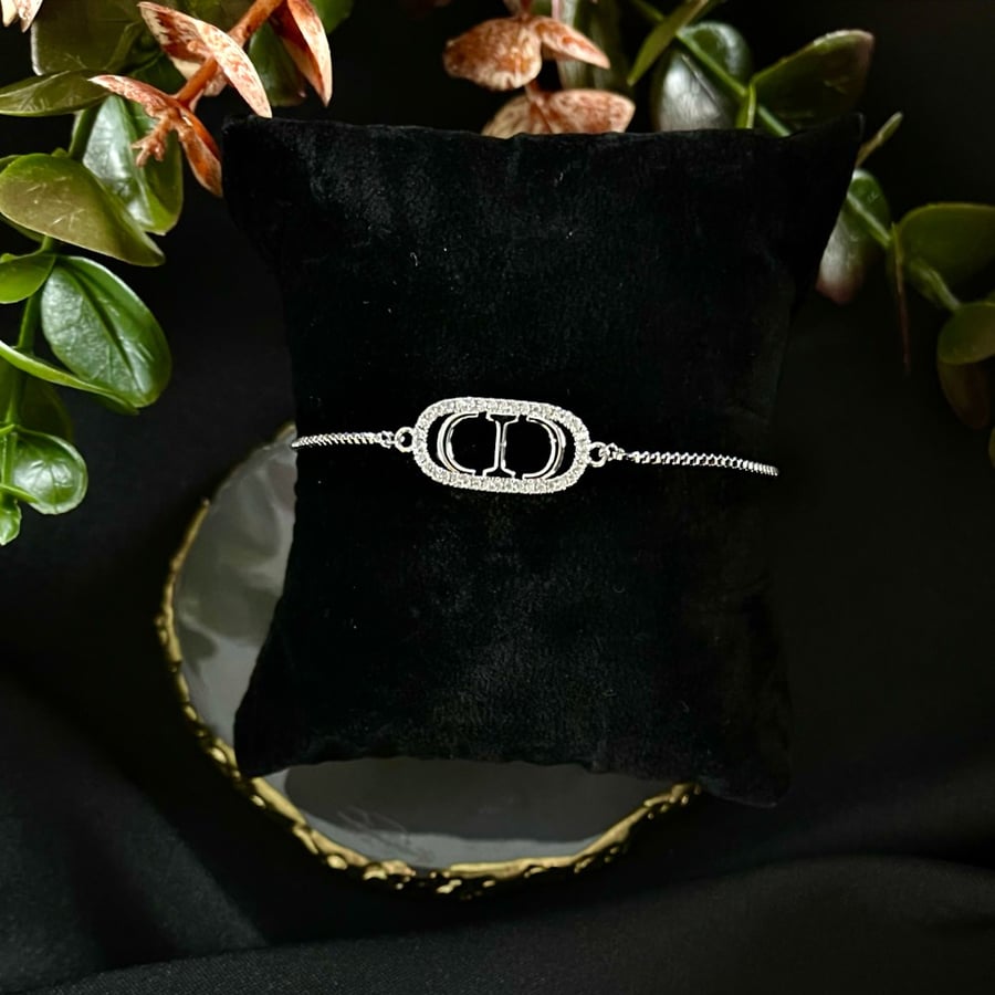 إسواره ناعمه فضي تصميم  ( Dior)