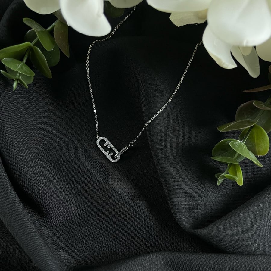 سلسال  فضي ناعم تصميم ( Fendi)
