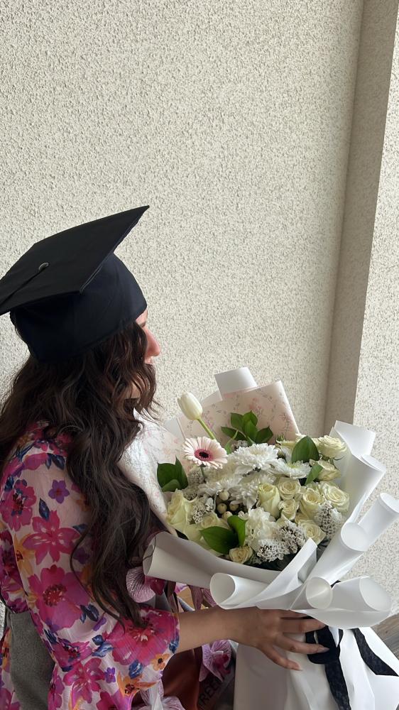 قبعة تخرج مزينه بالورد