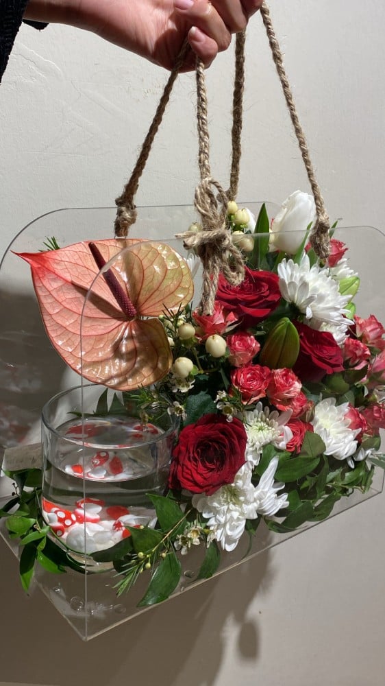 سلّة ورد فاخره مع حوض سمك